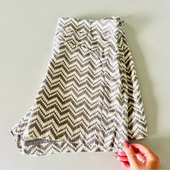 ANTHROPOLOGIE Cartonnier Grey White Chevron Print Dress Tailored Short Shorts 10
