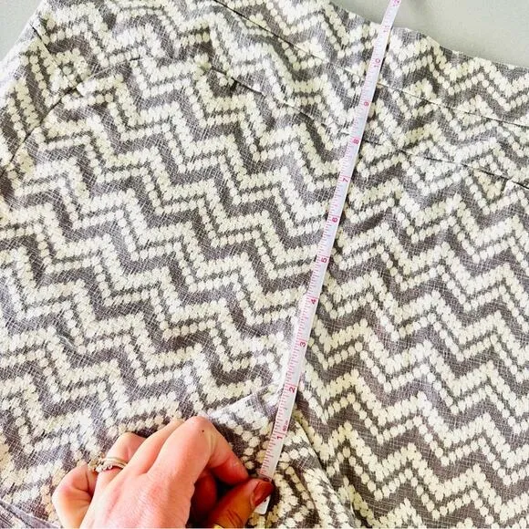 ANTHROPOLOGIE Cartonnier Grey White Chevron Print Dress Tailored Short Shorts 10