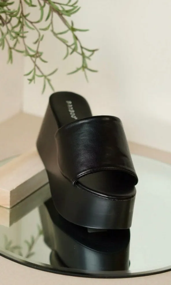 KATIUSCA BLACK SANDAL