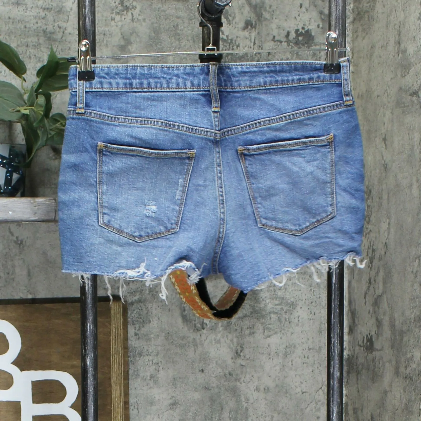 Universal Thread Women's High Rise Raw Hem Jean Shorts Mid Blue 6